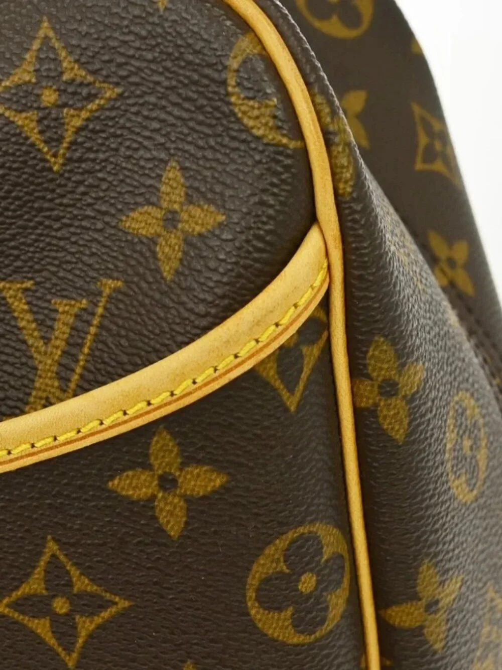 Louis Vuitton outside 	ab